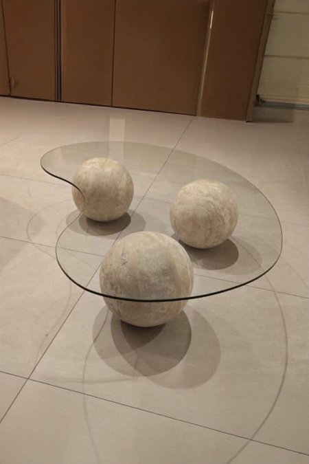 ⚪ طاولة زجاجية بثلاث قواعد كروية من الحجر الطبيعي